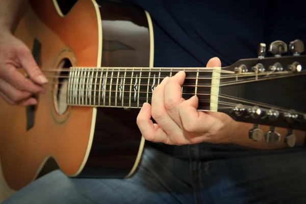 Intérprete tocando en la guitarra acústica — Foto de Stock