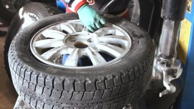 makinist araba lastiği disk closeup kaldırır.