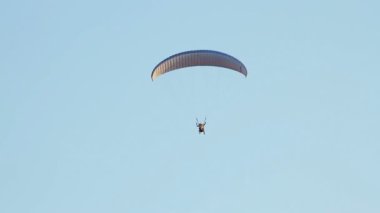 yamaç paraşütü karşı dağlar üzerine açık mavi gökyüzü