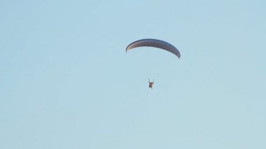 yamaç paraşütü karşı dağlar üzerine açık mavi gökyüzü