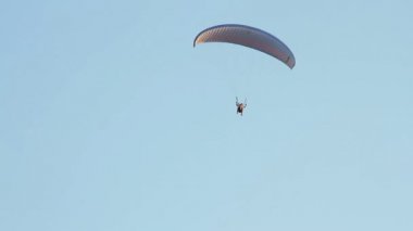 yamaç paraşütü karşı dağlar üzerine açık mavi gökyüzü