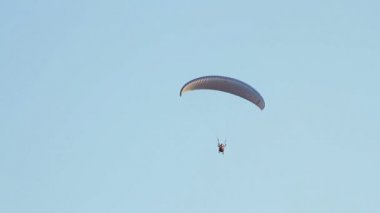 yamaç paraşütü karşı dağlar üzerine açık mavi gökyüzü
