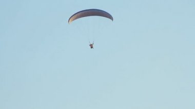 yamaç paraşütü karşı dağlar üzerine açık mavi gökyüzü
