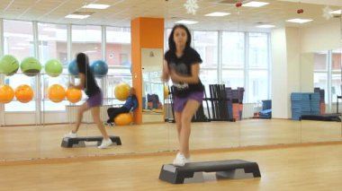 Egzersiz sırasında merdivenlerde güzel bir kadın.