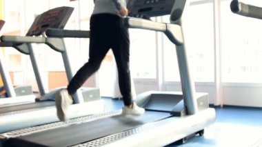 Spor egzersiz, insanlar. bir makinede çalıştırın. odak dışında