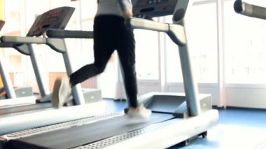 Spor egzersiz, insanlar. bir makinede çalıştırın. odak dışında