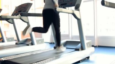 Spor egzersiz, insanlar. bir makinede çalıştırın. odak dışında