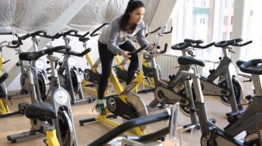 güzel kadın Bisiklete binme eğitimler sırasında