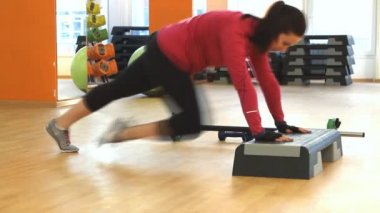 Genç bir kadın spor yapıyor.