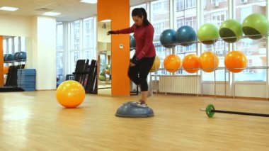 genç bir kadın fitness egzersiz bosu topu ile yapmak