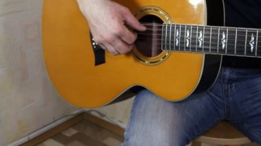 akustik gitar çalmaya en iyi oyuncusu. gitarist elleri ile müzik aleti