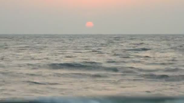 Escena nocturna con puesta de sol en el mar — Vídeos de Stock