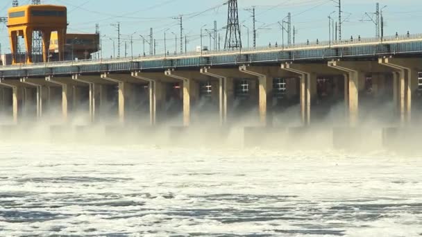 Restablecimiento del agua en la central hidroeléctrica del río — Vídeos de Stock