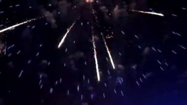 Fuegos artificiales coloridos en la noche de vacaciones — Vídeos de Stock