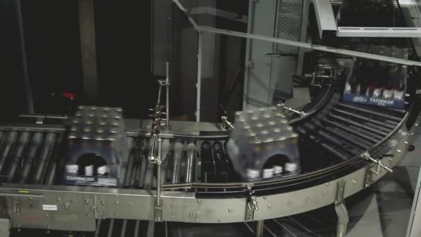 Birra interno della fabbrica con un sacco di macchine — Video Stock