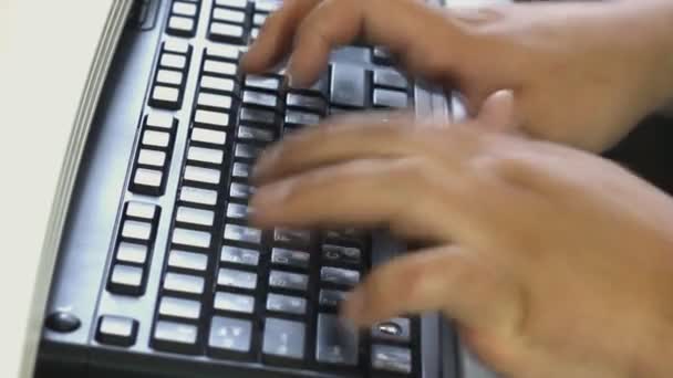 Typen op het toetsenbord van de laptop — Stockvideo