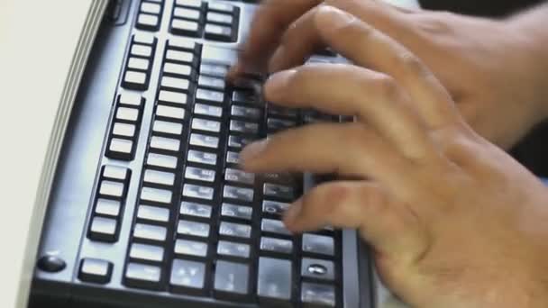 Tippen auf der Laptop-Tastatur — Stockvideo