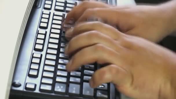 Escribir en el teclado del ordenador portátil — Vídeo de stock