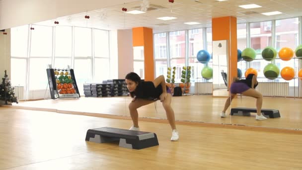 Bella hembra en el trampolín durante el ejercicio — Vídeos de Stock