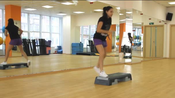 Mulher bonita no trampolim durante o exercício — Vídeo de Stock