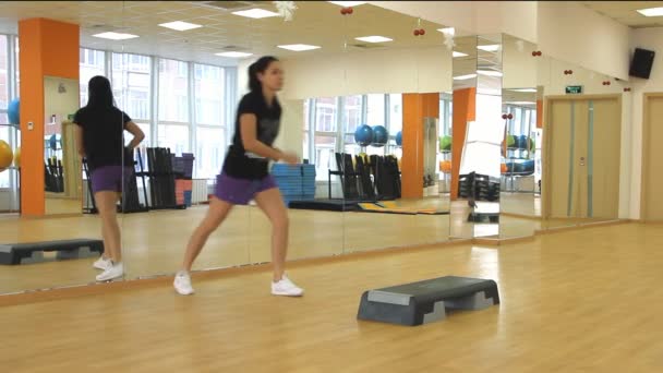 Mulher bonita no trampolim durante o exercício — Vídeo de Stock