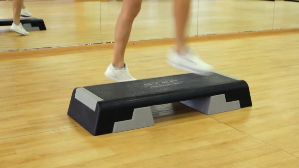 Bella hembra en el trampolín durante el ejercicio — Vídeo de stock