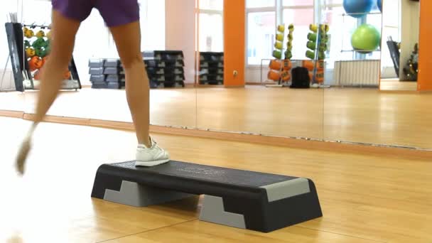 Mulher bonita no trampolim durante o exercício — Vídeo de Stock