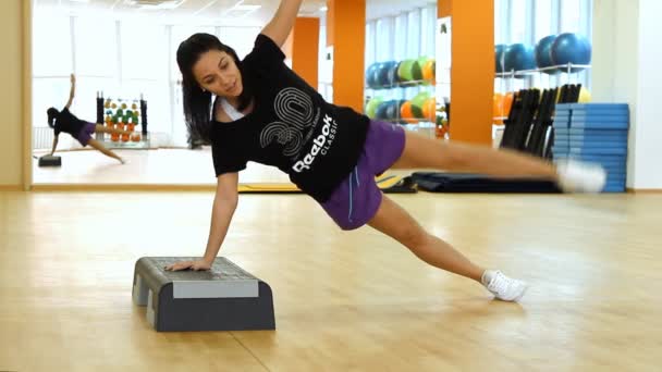 Bella hembra en el trampolín durante el ejercicio — Vídeos de Stock