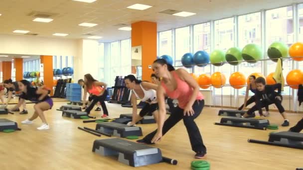 Mulher bonita no trampolim durante o exercício — Vídeo de Stock