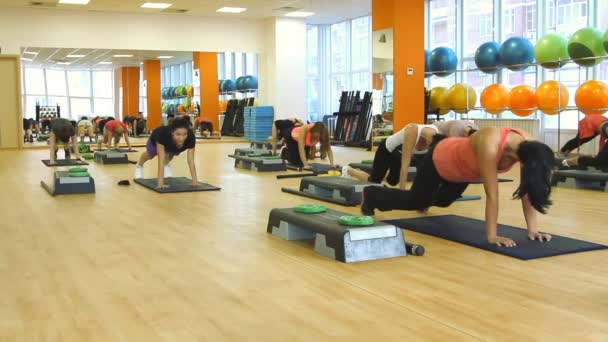 Schöne Frau auf dem Trittbrett während des Trainings — Stockvideo