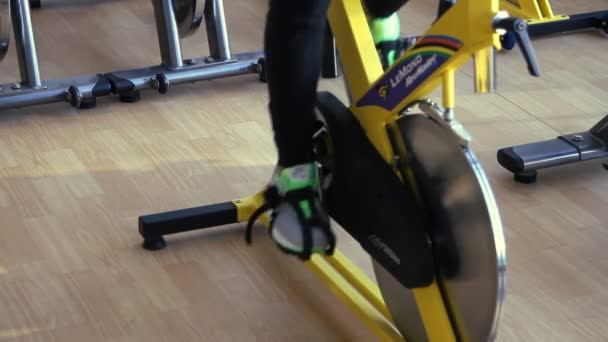 Mooie vrouw uitoefening van hun benen doen cardio fietsen training — Stockvideo