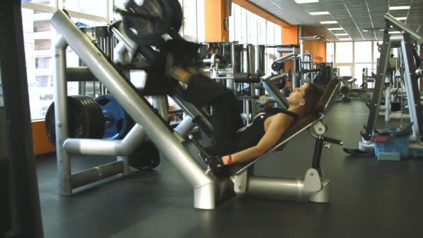 Perempuan berolahraga kaki mereka pada pelatihan — Stok Video