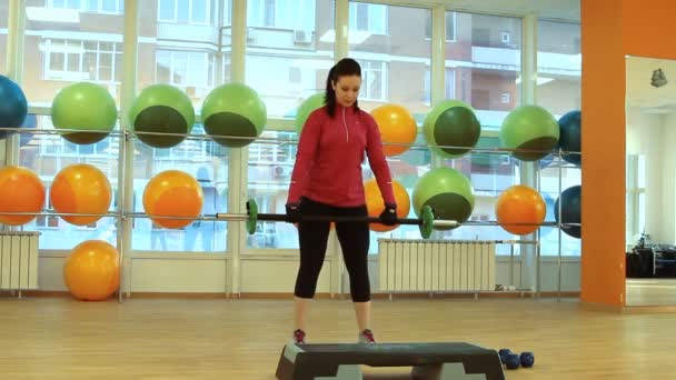 Ung kvinna gör träning med skivstång — Stockvideo
