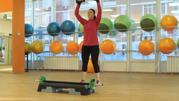 Ung kvinna som motionerar med hantlar — Stockvideo