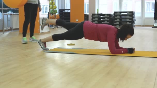 Jonge vrouw doet fitness oefening — Stockvideo
