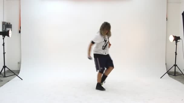 Teenager dancing breakdance in action — Stock Video