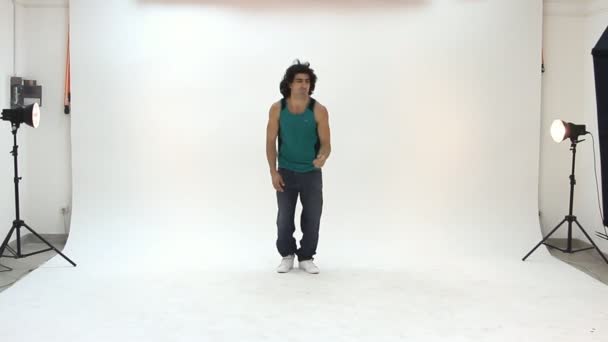 青少年在行动中跳舞不亦乐乎 — 图库视频影像