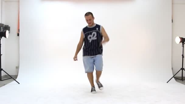 Adolescente dança breakdance em ação — Vídeo de Stock