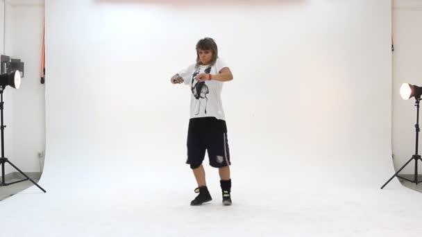 Adolescente bailando breakdance en acción — Vídeo de stock