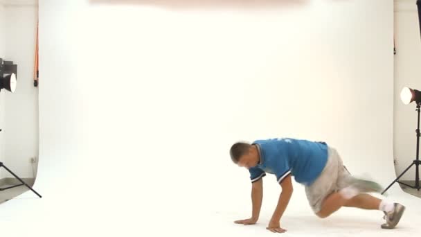 Teenager dancing breakdance in action — Stock Video