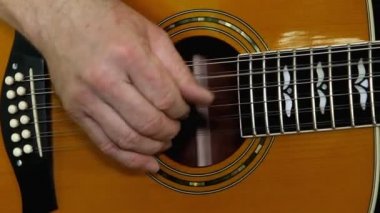 akustik gitar çalmaya en iyi oyuncusu. gitarist elleri ile müzik aleti