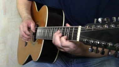 akustik gitar çalmaya en iyi oyuncusu. gitarist elleri ile müzik aleti