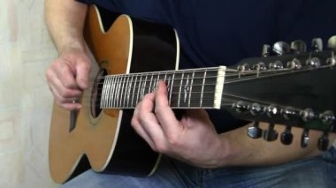 akustik gitar çalmaya en iyi oyuncusu. gitarist elleri ile müzik aleti