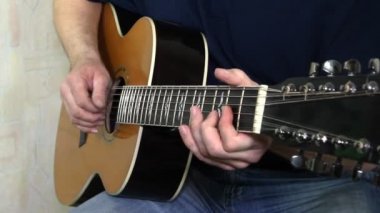 akustik gitar çalmaya en iyi oyuncusu. gitarist elleri ile müzik aleti