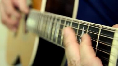 akustik gitar çalmaya en iyi oyuncusu. gitarist elleri ile müzik aleti