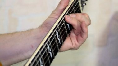 akustik gitar çalmaya en iyi oyuncusu. gitarist elleri ile müzik aleti