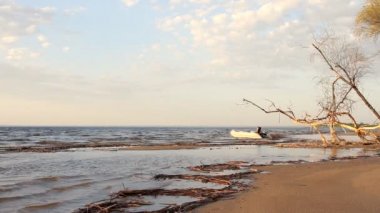 günbatımı zamanı Nehri üzerinde tekne