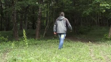 adam ormana yürüyor