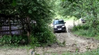 SUV dağın içine geçilmez çamur için sürücüler.