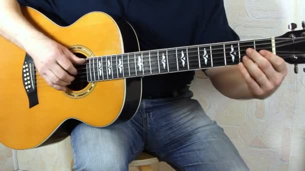 Intérprete tocando la guitarra acústica. Instrumento musical con manos de guitarrista — Vídeos de Stock